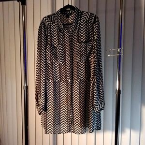 Black and White Button Down Blouse w/Front Pockets and Silver Buttons.